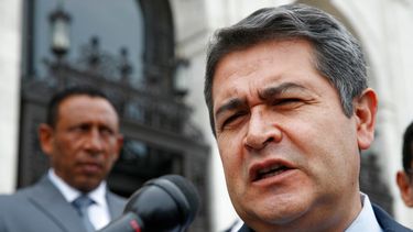 En esta fotografía de archivo del 13 de agosto de 2019, el presidente hondureño Juan Orlando Hernández responde preguntas de Associated Press, mientras sale de una reunión en la Organización de Estados Americanos, en Washington.