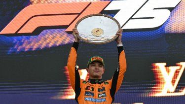 El piloto británico Lando Norris, de McLaren, celebra en el podio después del Gran Premio de Australia de Fórmula 1 en el Circuito Albert Park en Melbourne, el 16 de marzo de 2025. 