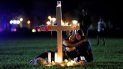 Dos personas se consuelan frente a una de 17 cruces colocadas en memoria de las personas fallecidas en un tiroteo en la Escuela Marjory Stoneman Douglas en Parkland, Florida, el 15 de febrero de 2018.   