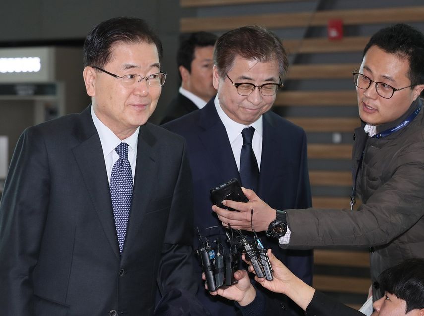 Chung Eui-yong (i), asesor de seguridad nacional del presidente de&nbsp;Corea&nbsp;del Sur, y Suh Hoon (C), jefe del Servicio de Inteligencia Nacional, viajan a Estados Unidos para visitar la Casa Blanca y explicar los detalles de sus conversaciones con el máximo líder de&nbsp;Corea&nbsp;del Norte, Kim Jong-un.&nbsp;