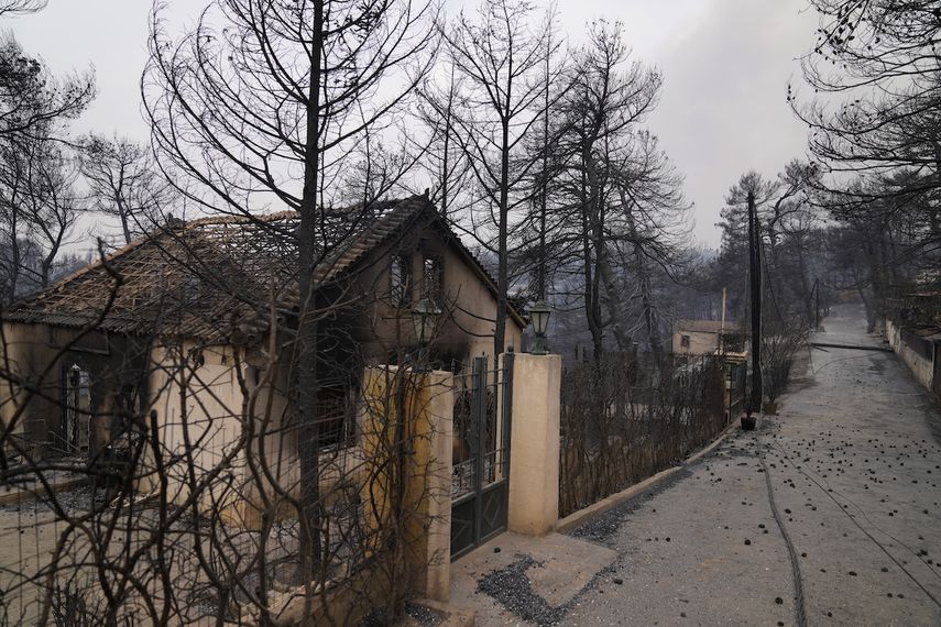 Una casa quemada después de un incendio forestal en la aldea de Drosopigi, a unos 28 kilómetros (27 millas) al norte de Atenas, el viernes 6 de agosto de 2021.&nbsp;