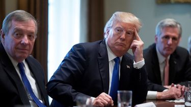 El presidente Donald&nbsp;Trump&nbsp;(c), participa en una reunión con unos 25 congresistas y senadores de ambos partidos en la Casa Blanca, en Washington, EEUU, el 9 de enero del 2018.