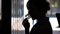 Una estudiante ofrece su saliva para una prueba experimental para portadores del COVID-19 asintomáticos en UC Berkeley el 23 de junio del 2020.