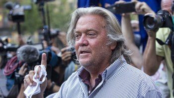 NOTICIA DE VENEZUELA  - Página 4 Steve-bannon-exjefe-estrategia-del-presidente-estados-unidos-donald-trump-habla-reporteros-nueva-york-declararse-no-culpable-la-acusacion-que-engano-los-participantes-una-recaudacion-fondos-levantar-un-muro-la-frontera-mexico