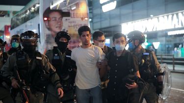 &nbsp; Agentes de la polic&iacute;a detienen a un hombre durante una protesta en Hong Kong, el martes 9 de junio de 2020.&nbsp; &nbsp;