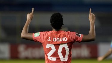 Jonathan David, de Canadá festeja tras anotar ante El Salvador en un duelo de la eliminatoria mundialista, disputado el miércoles 2 de febrero de 2022