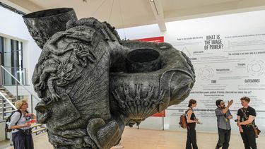 El artista mexicano Erick Beltrán, segundo desde la derecha, explica su obra durante una presentación para la prensa de la muestra de arte Documenta 15 en Kassel, Alemania, el miércoles 15 de junio de 2022.