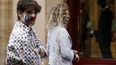 Gente con mascarillas camina por la arteria comercial Via Condotti, de Roma, 18 de mayo de 2020.&nbsp;