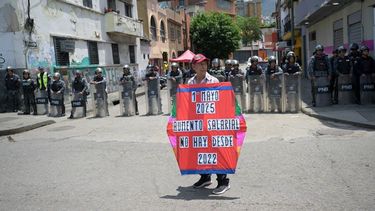 Un grupo de empleados públicos y jubilados protestaron en Caracas el jueves para exigir un salario digno, horas después de que Nicolás Maduro anunciara un aumento en las pensiones y bonificaciones de los empleados públicos.&nbsp;