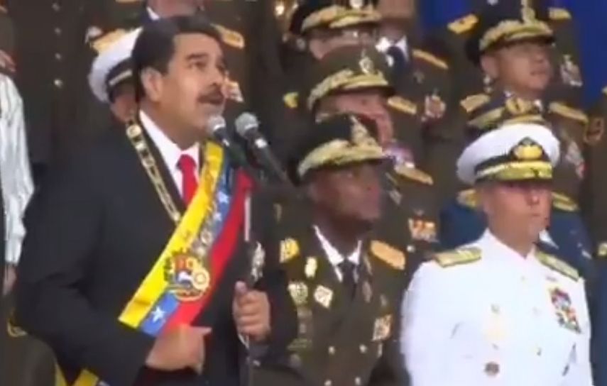 Nicolás Maduro reacciona al momento del pesunto atentado en la Avenida Bolívar, en Caracas.