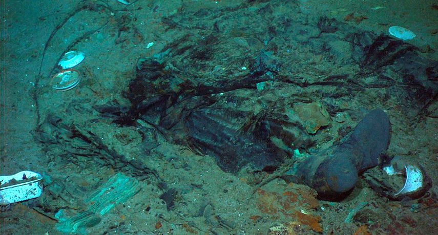 La fotografía muestra los restos de un abrigo y de unas botas en el fondo marino cerca del sitio donde se encuentran los restos del Titanic.&nbsp;