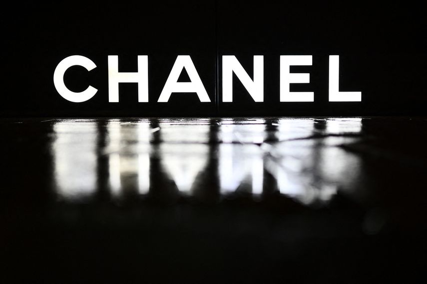 Esta fotografía tomada el 28 de noviembre de 2019 muestra el logo de la marca de lujo Chanel en Tokio.