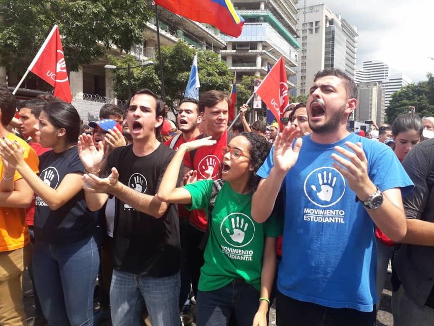 Estudiantes venezolanos se agrupan en Caracas para participar en la protesta contra Nicol&aacute;s Maduro convocada por el l&iacute;der de la oposici&oacute;n y presidente encargado de Venezuela, Juan Guaid&oacute;.&nbsp;
