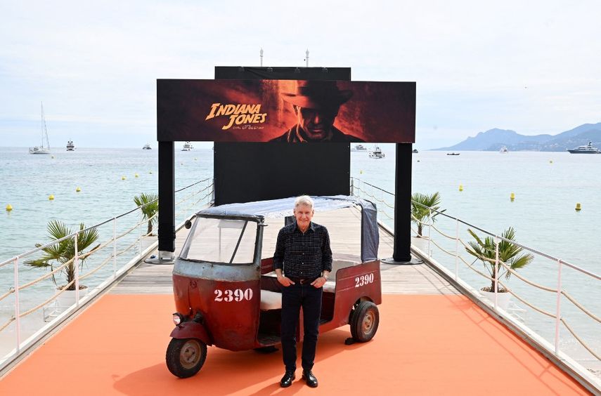 El actor estadounidense Harrison Ford posa durante una sesión fotográfica para la película Indiana Jones and the Dial of Destiny durante la 76ª edición del Festival de Cine de Cannes en Cannes, sur de Francia, el 18 de mayo de 2023.