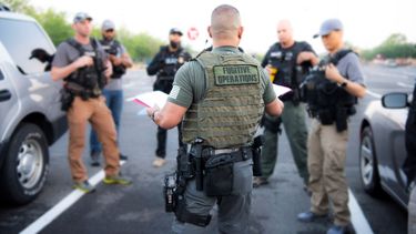 Agentes del Servicio de Inmigración y Control de Aduanas de Estados Unidos (ICE), durante un operativo contra inmigrantes irregulares.&nbsp;
