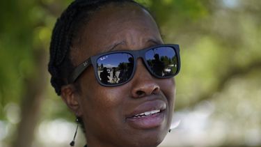 La viuda del empresario de software John McAfee, Janice, habla brevemente con periodistas tras salir del penal Brians 2, cerca de Barcelona.