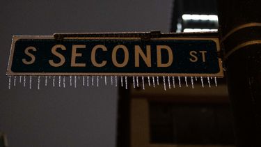 El hielo cuelga de un cartel de calle en el centro de Memphis, Tennessee, el 31 de enero de 2023 mientras la lluvia helada se desplaza por la región.