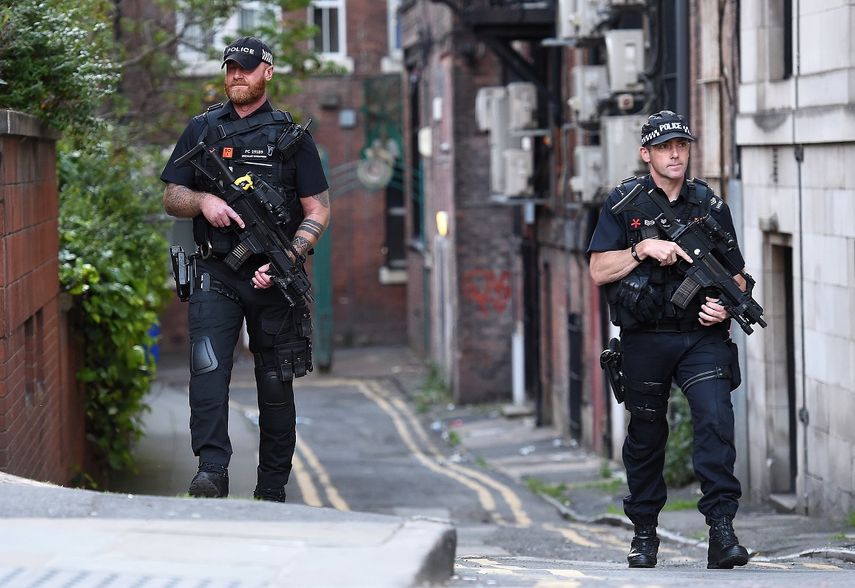 Policías armados custodian una calle en&nbsp;Manchester, Reino Unido, el martes 23 de mayo de 2017.&nbsp;