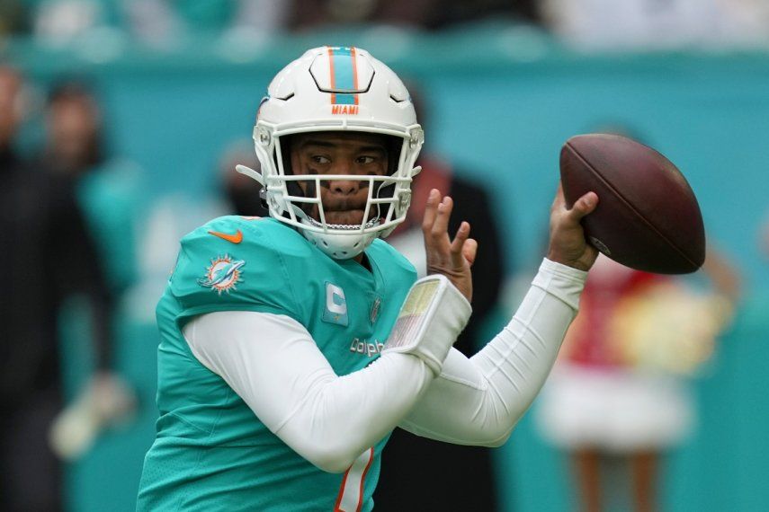 Tua Tagovailoa, quarterback de los Dolphins de Miami, busca enviar un pase en el encuentro del domingo 25 de diciembre de 2022, ante los Packers de Green Bay.