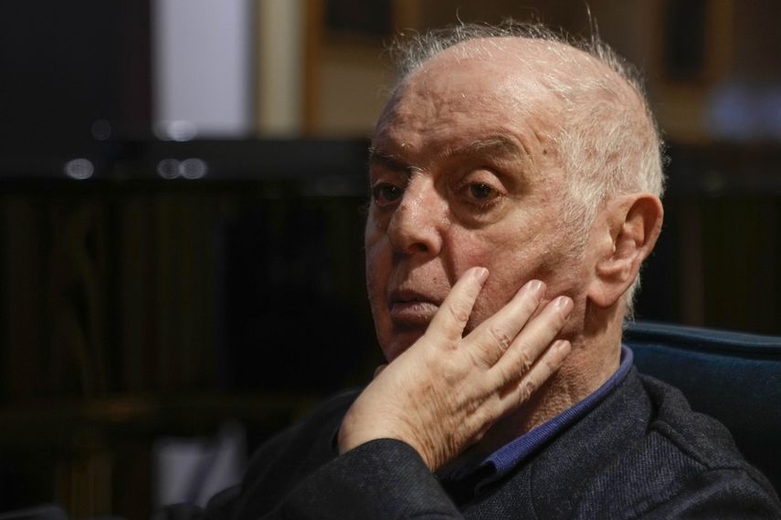 El pianista y director de orquesta nacido en Argentina Daniel Barenboim charla con The Associated Press durante una entrevista en el teatro La Scala en Milán, Italia, el 14 de febrero de 2023.&nbsp;