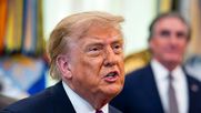 El presidente Donald Trump, habla en la Oficina Oval en la Casa Blanca, en Washington D. C.