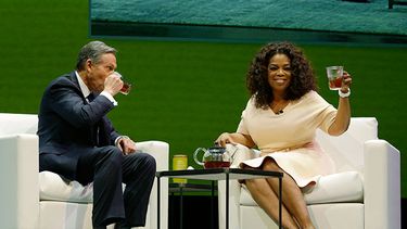 El director general de Starbucks Coffee Company Howard Schultz, izquierda, toma una taza de té con Oprah Winfrey para anunciar su asociación para lanzar el Chai Oprah que sera vendido en Starbucks y Teavana, durante la reunión anual de los accionistas