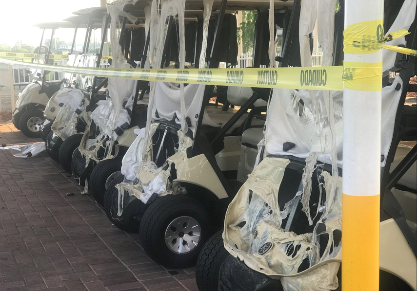 Así quedaron los carros de golf tras el incendio de este martes en la noche.&nbsp;