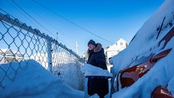 Una mujer trata de limpiar la nieve para poder sacar su auto dentro de la nieve en Massachusetts. Una mujer trata de limpiar la nieve para poder sacar su auto dentro de la nieve en Massachusetts.