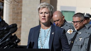 La fiscal de distrito de Santa Fe Mary Carmack-Altwies da una conferencia de prensa el 27 de octubre de 2021 en Santa Fe, Nuevo México. Carmack-Altwies dice que su oficina decidirá si se formularán cargos penales en el tiroteo fatal de una cinefotógrafa por parte del actor Alec Baldwin una vez que se complete la investigación.