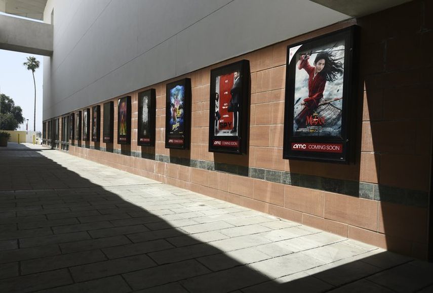 Afiches del pr&oacute;ximo estreno e pel&iacute;culas en un corredor vac&iacute;o en un complejo de cines AMC Burbank Town Center 8 cerrado el 29 de abril de 2020 en Burbank, California. Tras varios tropiezos iniciales, la industria cinematogr&aacute;fica espera contar otra vez con estrenos a finales de agosto.