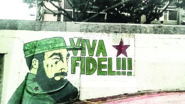 En Venezuela, donde sí se le rinde culto a la personalidad del expresidente Hugo Chávez, se observa un mural del dictador Fidel Castro en la salida de Caracas.&nbsp;