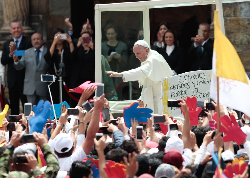 El papa Francisco saluda a miles de jóvenes en su primer recorrido por las calles de Colombia. 