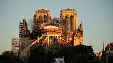 Esta foto de archivo tomada el 14 de abril de 2020 muestra la Catedral de Notre Dame de Par&iacute;s al amanecer en la v&iacute;spera del primer aniversario del violento incendio que destruy&oacute; una gran parte del monumento.&nbsp;