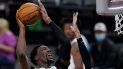 Bam Adebayo (13), del Heat de Miami, busca la canasta sobre Dejounte Murray (5), de los Spurs de San Antonio, en la segunda mitad del partido de la NBA en San Antonio, el miércoles 21 de abril de 2021 Bam Adebayo (13), del Heat de Miami, busca la canasta sobre Dejounte Murray (5), de los Spurs de San Antonio, en la segunda mitad del partido de la NBA en San Antonio, el miércoles 21 de abril de 2021