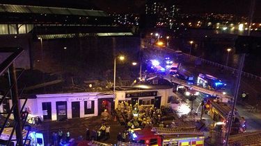 Fotografía difundida en Twitter que muestra un helicóptero de la policía estrellado sobre el techo del pub The Clutha Bar, en Glasgow, Escocia, el viernes. (AP)