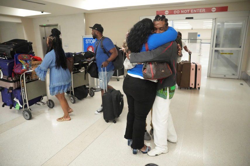 Valerie Laveus recibe a su hermano Reginald Malherbe Daniel a su arribo a Estados Unidos desde Haití en el Aeropuerto Internacional Fort Lauderdale-Hollywood en Fort Lauderdale, Florida, 9 de agosto de 2023.