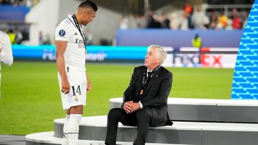 El mediocampista brasileño Casemiro, izquierda, del Real Madrid, conversa con el técnico italiano Carlo Ancelotti después de ganar la final de la Supercopa de la UEFA ante el Eintracht Frankfurt en el Estadio Olímpico de Helsinki, en Finlandia, el miércoles 10 de agosto de 2022.&nbsp;