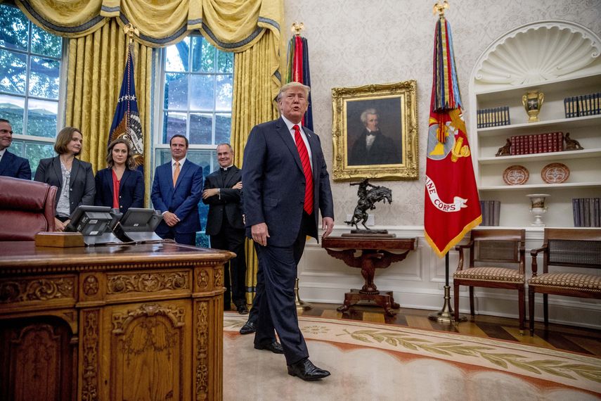 El presidente Donald Trump sale de la Oficina Oval tras una ceremonia de juramentaci&oacute;n de la nueva secretaria de Trabajo Eugene Scalia en la Casa Blanca, en Washington, el lunes 30 de septiembre del 2019.&nbsp;