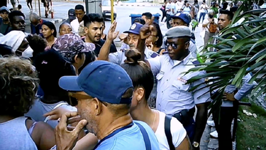 Colas tumultuarias en Cuba para comprar dólares