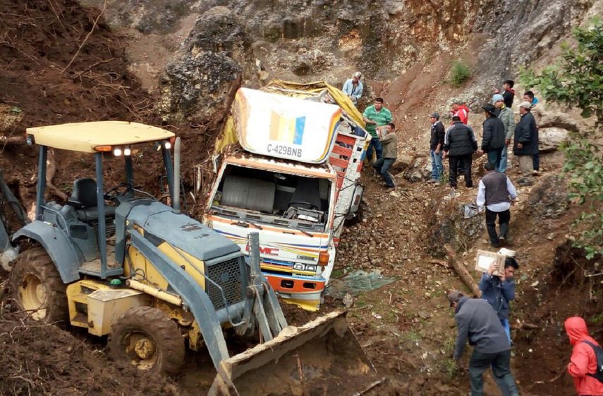 Fotografía cedida por los Bomberos Voluntarios que muestra las labores de rescate tras el alud de tierra que causó al menos 11 muertos en San Pedro Soloma, Huehuetenango,&nbsp;Guatemala, el&nbsp;martes 20 de junio de 2017.
