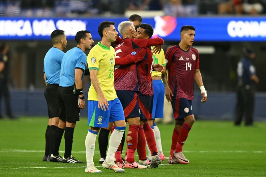 Los jugadores costarricenses se abrazan después del partido de fútbol del grupo D del torneo Copa América Conmebol 2024 entre Brasil y Costa Rica en el estadio SoFi en Inglewood