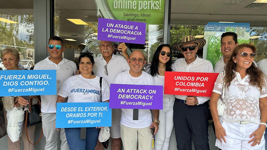 Colombianos piden por la salud del senador y precandidato presidencial Miguel Uribe Turbay en la ciudad de Weston Colombianos piden por la salud del senador y precandidato presidencial Miguel Uribe Turbay en la ciudad de Weston