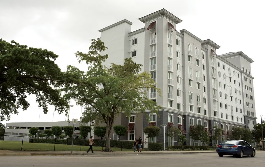 Vista parcial del terreno disponible, donde se construiría un edificio de 75 unidades para la tercera edad, en la barriada de Allapattah.&nbsp;