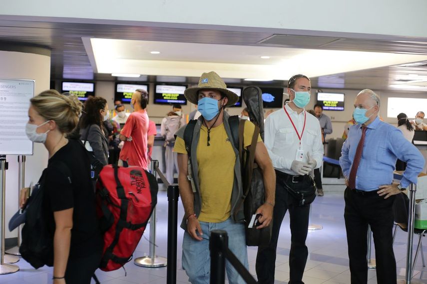 Unos 160 ciudadanos de la Unión Europea, en su mayoría franceses, esperan para abordar un avión con destino a París en el aeropuerto Augusto C. Sandino en Managua, el 3 de abril de 2020, en medio del brote de COVID-19.