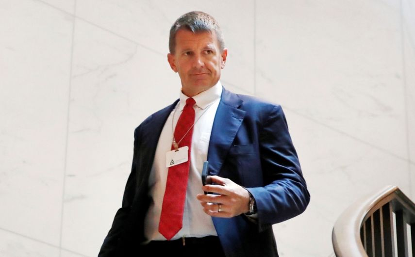 En esta imagen del 30 de noviembre de 2017, el fundador de la empresa de seguridad Blackwater, Erik Prince, llega a un encuentro privado con miembros de la Comisi&oacute;n de Inteligencia de la C&aacute;mara de Representantes en el Capitolio