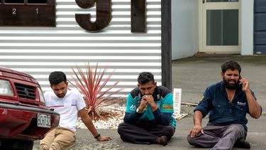 Los asistentes a la mezquita desconsolados en las cercanía del templo.&nbsp;