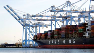 Barco mercante procedente de China anclado en puerto estadounidense.