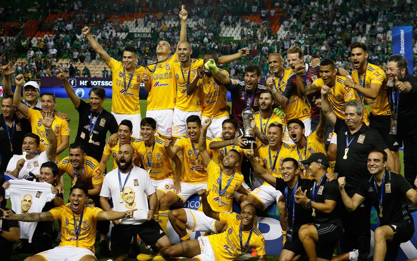 Jugadores de Tigres posan con el trofeo de campeones tras vencer a León durante la final del torneo de fútbol mexicano 2019, entre León y Tigres, en el Estadio Léon, en la ciudad homónima del estado de Guanajuato.