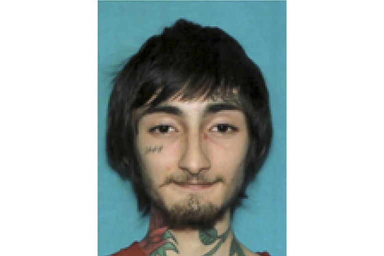 Esta foto sin fecha proporcionada por el Departamento de Policía de la Ciudad de Highland Park muestra a Robert (Bobby) E. Crimo III. El jefe de policía de Highland Park, Lou Jogmen, dijo el lunes 4 de julio de 2022 que la policía identificó a Crimo, de 22 años, como una persona de interés en un tiroteo del desfile del Día de la Independencia en los suburbios de Chicago. 