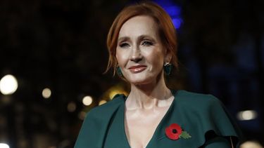 En esta foto de archivo del jueves 8 de noviembre de 2018, la escritora J.K. Rowling posa para los medios de comunicación en el estreno mundial de la película Animales fantásticos: Los crímenes de Grindelwald en París.